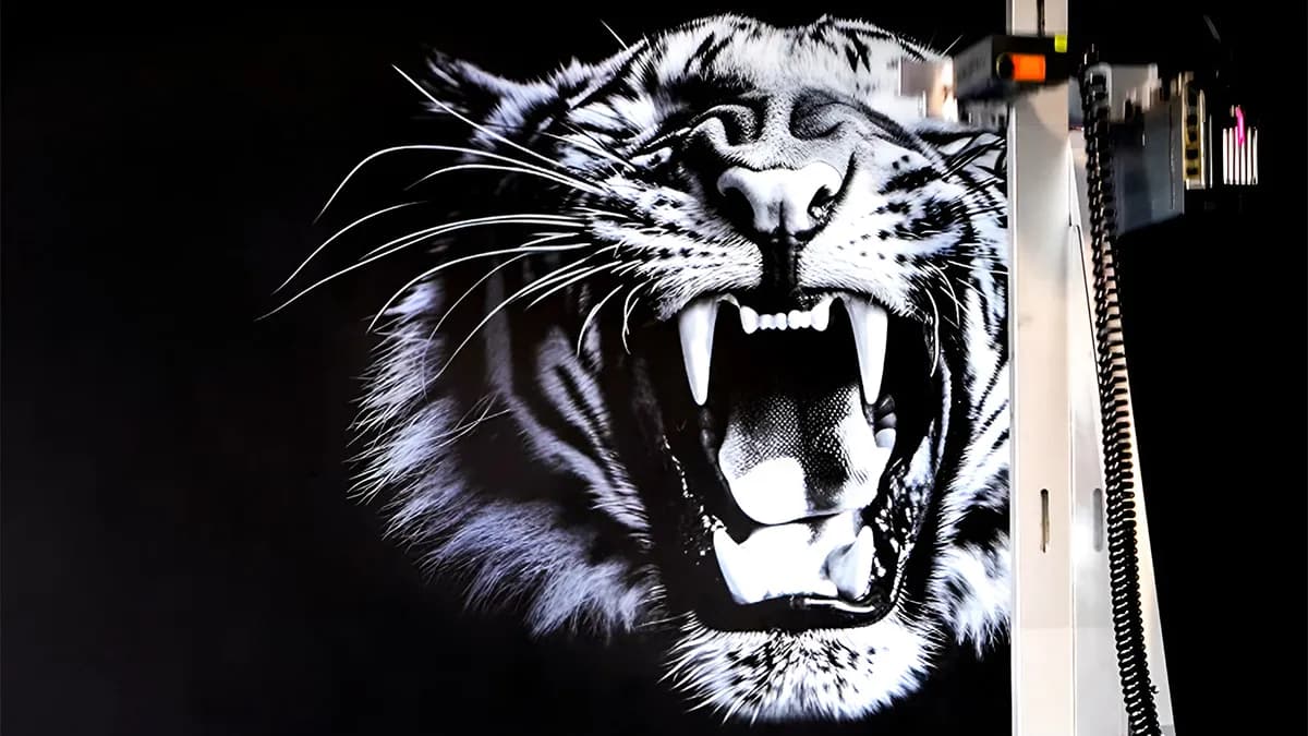 Dramatic black and white tiger mural with wall printing robot by InnoPrint KSA
